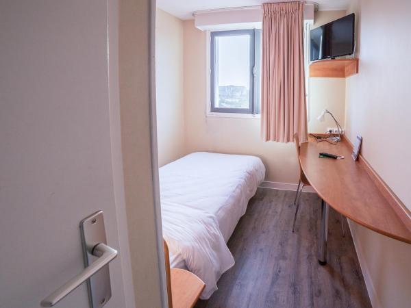 Hôtel de la Vendée : photo 2 de la chambre petite chambre (1 personne)