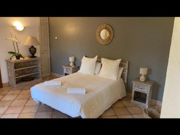 Le Mas des Amandiers : photo 1 de la chambre studio avec vue sur jardin