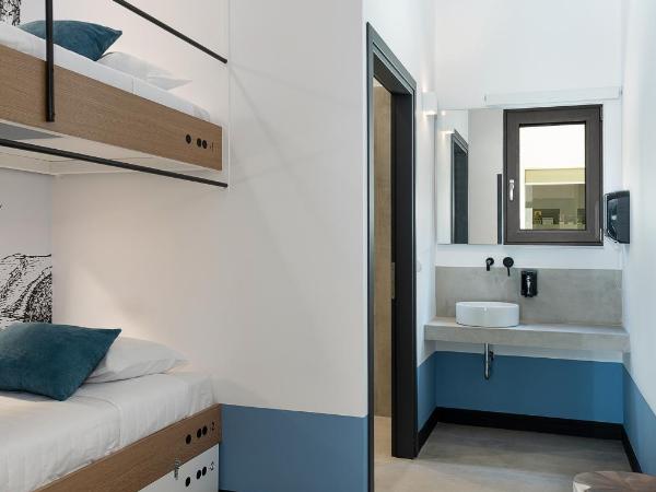 Cocoon City Hostel : photo 1 de la chambre chambre lits jumeaux avec salle de bains privative