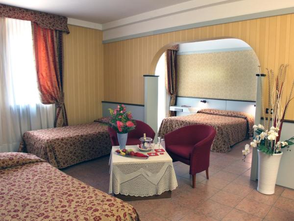 Hotel Maxim : photo 6 de la chambre chambre quadruple classique