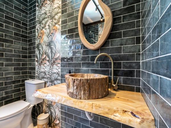 Walk in Hostel Faro Airport : photo 8 de la chambre chambre familiale avec salle de bains privative