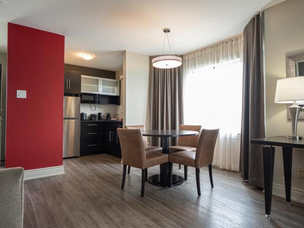 Ramada by Wyndham Ottawa On The Rideau : photo 6 de la chambre suite studio lit king-size - côté rivière - non-fumeurs