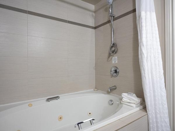 Ramada by Wyndham Ottawa On The Rideau : photo 4 de la chambre suite studio lit king-size - côté rivière - non-fumeurs