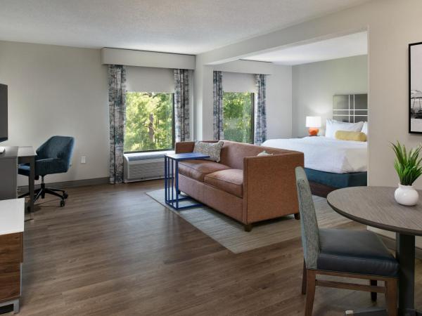 Hampton Inn Northwood : photo 5 de la chambre suite lit king-size 1 chambre avec bain à remous - non-fumeurs