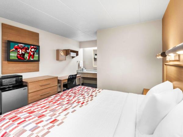 Red Roof Inn Indianapolis North - College Park : photo 2 de la chambre chambre lit king-size deluxe - non-fumeurs
