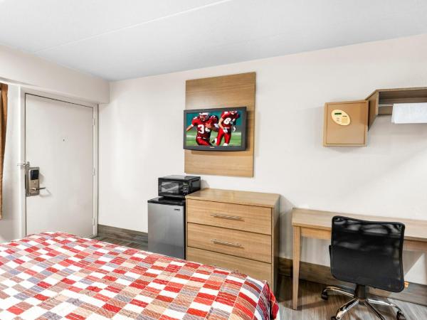 Red Roof Inn Indianapolis North - College Park : photo 3 de la chambre chambre lit king-size deluxe - non-fumeurs