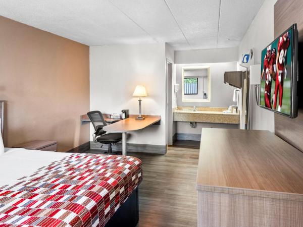 Red Roof Inn Indianapolis North - College Park : photo 7 de la chambre chambre lit king-size supérieure - non-fumeurs