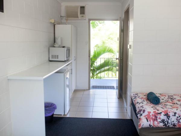 Cairns City Motel : photo 5 de la chambre chambre lits jumeaux avec salle de bains privative