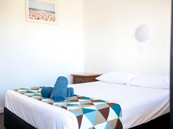 Cairns City Motel : photo 3 de la chambre chambre lit queen-size avec salle de bains privative