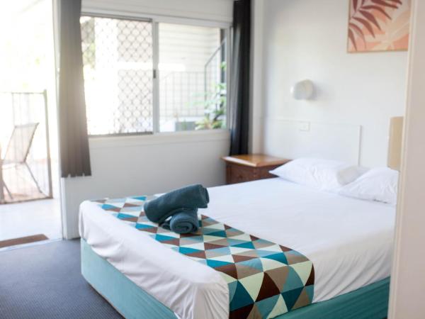 Cairns City Motel : photo 1 de la chambre chambre lit queen-size avec salle de bains privative