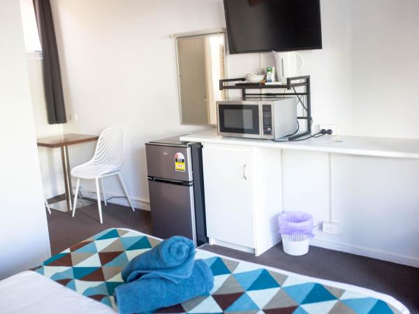 Cairns City Motel : photo 4 de la chambre chambre lit queen-size avec salle de bains privative