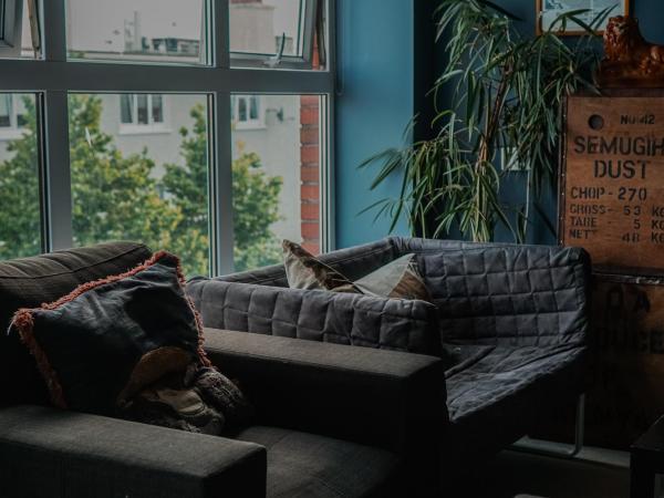 Canbe Garden Lane Backpackers : photo 9 de la chambre lit simple dans dortoir mixte de 6 lits avec salle de bains commune