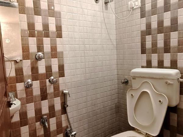 Hotel Kamal : photo 1 de la chambre chambre double avec salle de bains privative