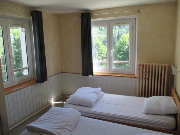 Auberge de Jeunesse HI Chamrousse : photo 3 de la chambre chambre lits jumeaux avec douche 
