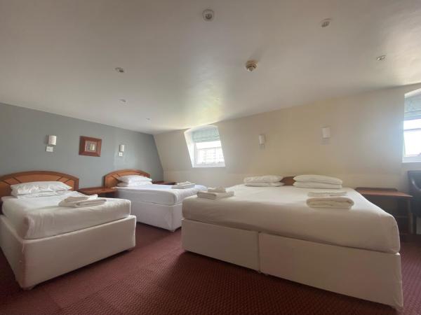 The Beach Hotel : photo 2 de la chambre chambre familiale