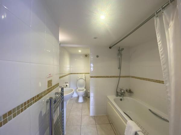 The Beach Hotel : photo 5 de la chambre chambre familiale