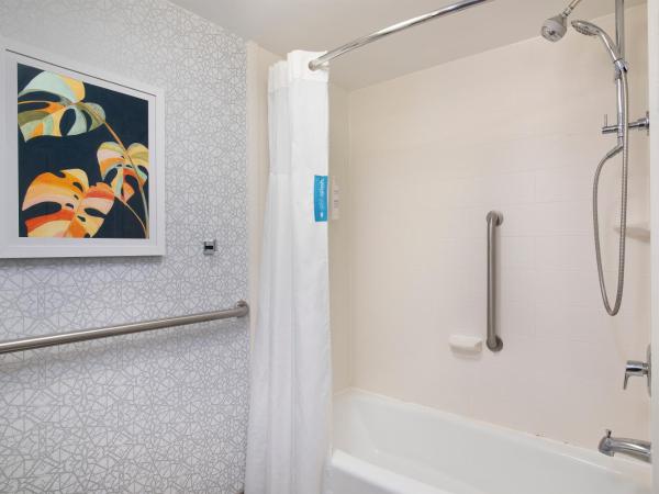 Hampton Inn Northwood : photo 6 de la chambre queen suite with accessible tub - mobility and hearing access/non-smoking