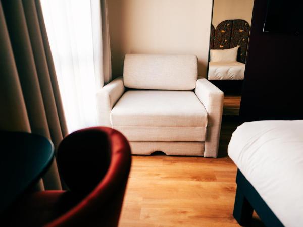 Ibis Styles Madrid Centro Maravillas : photo 10 de la chambre standard room with 1 double bed and 1 sofa bed