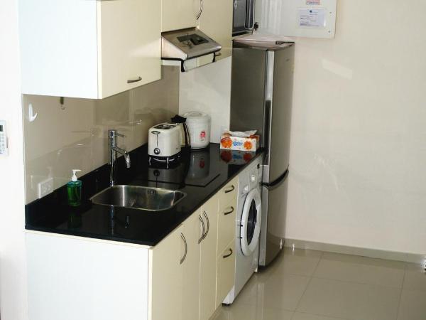 Blue Haven Beach Villas and Resort Apartments : photo 6 de la chambre appartement 1 chambre avec balcon et vue sur mer