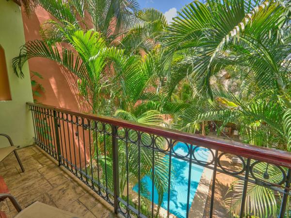 Casa Del Maya Bed & Breakfast : photo 8 de la chambre chambre lit queen-size avec balcon