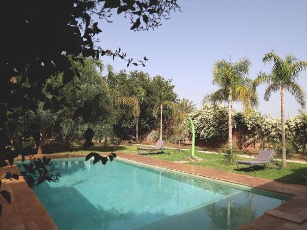 Maison d'Hôtes à Marrakech : photo 2 de la chambre chambre lit king-size - vue sur piscine 