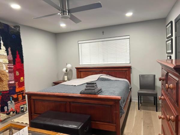 A Luxury Master Bedroom in a Condo : photo 10 de la chambre chambre familiale avec salle de bains commune