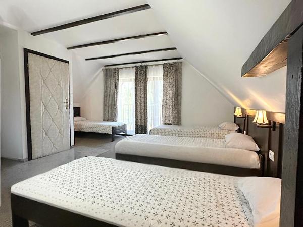 Pensjonat Gogol.s : photo 9 de la chambre chambre quadruple avec salle de bains privative