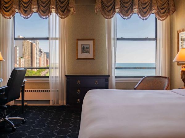 The Drake Hotel : photo 7 de la chambre chambre lit king-size - vue sur lac