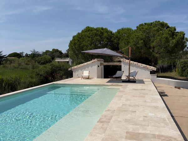 Mas du Couvin, maison d'hôtes en Camargue : photo 2 de la chambre chambre lit king-size - vue sur jardin