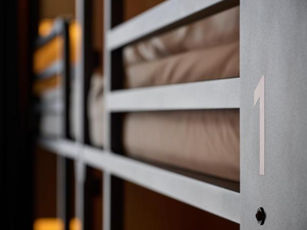 Generator Berlin Alexanderplatz : photo 3 de la chambre chambre 6 lits avec salle de bains commune