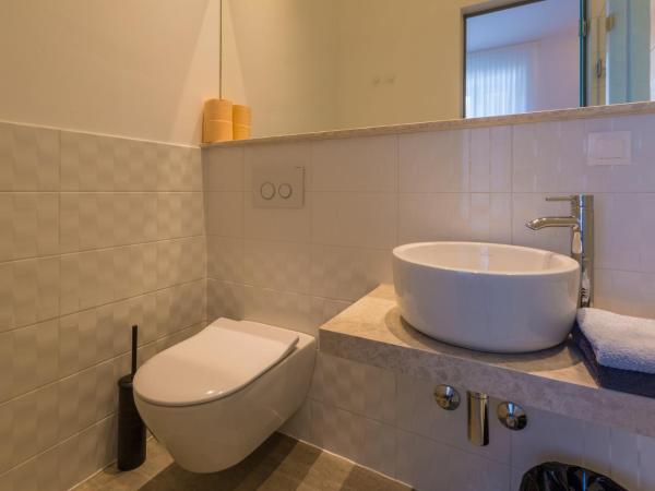 VILLA ERIKA : photo 7 de la chambre chambre double ou lits jumeaux avec douche