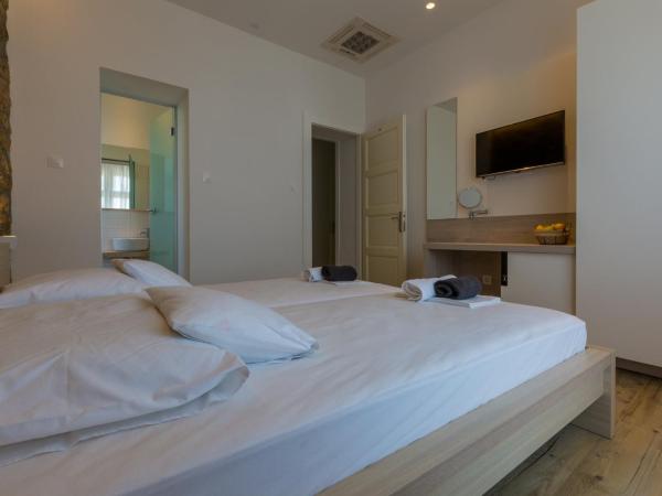 VILLA ERIKA : photo 9 de la chambre chambre double ou lits jumeaux - vue sur mer