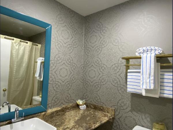 Crown Motel Downtown Fremont St : photo 5 de la chambre suite deluxe avec lit king-size