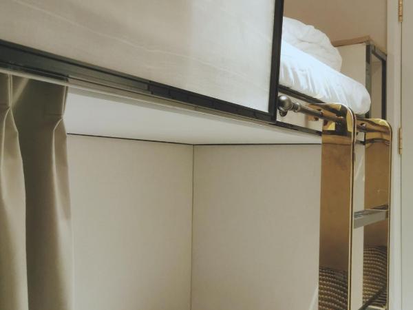 East Pacific Passenger Lounge - Departure area, 3rd floor : photo 5 de la chambre bunk bed for 2 guests