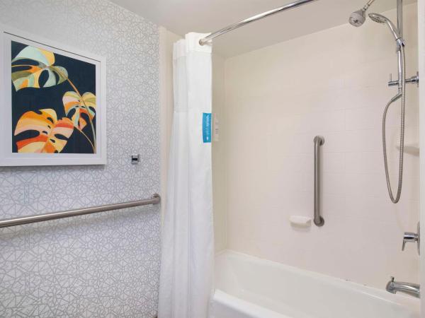 Hampton Inn Northwood : photo 3 de la chambre queen suite with accessible tub - mobility and hearing access/non-smoking