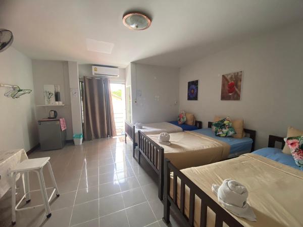 Jenny Hostel HuaHin : photo 3 de la chambre chambre triple avec salle de bains privative