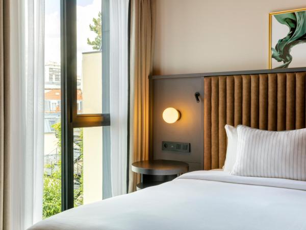Le Parchamp, a Tribute Portfolio Hotel, Paris Boulogne : photo 5 de la chambre chambre lit king-size deluxe - vue sur cour