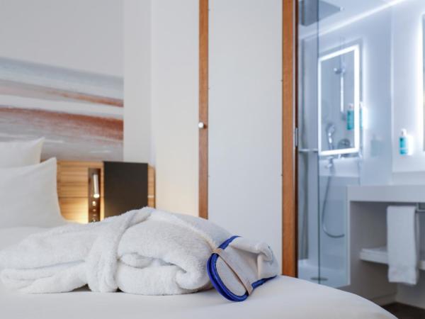 Novotel Luxembourg Centre : photo 3 de la chambre chambre lit queen-size supérieure avec canapé