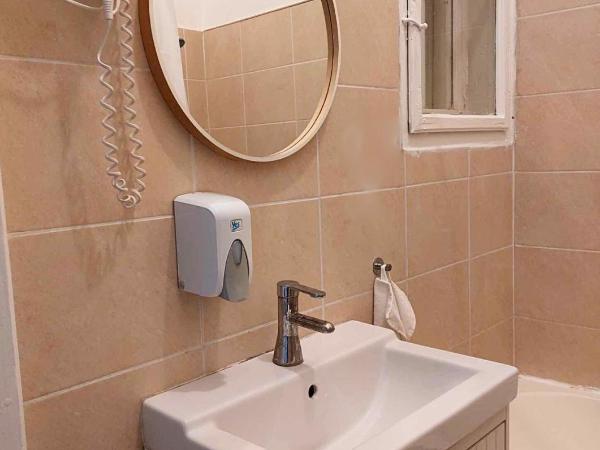 GoodMo Budapest Smart Rooms : photo 9 de la chambre chambre lits jumeaux avec salle de bains commune