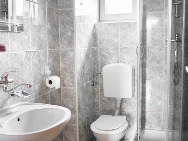 Dom Pielgrzyma Przystanek Wiara : photo 2 de la chambre chambre lits jumeaux avec salle de bains privative