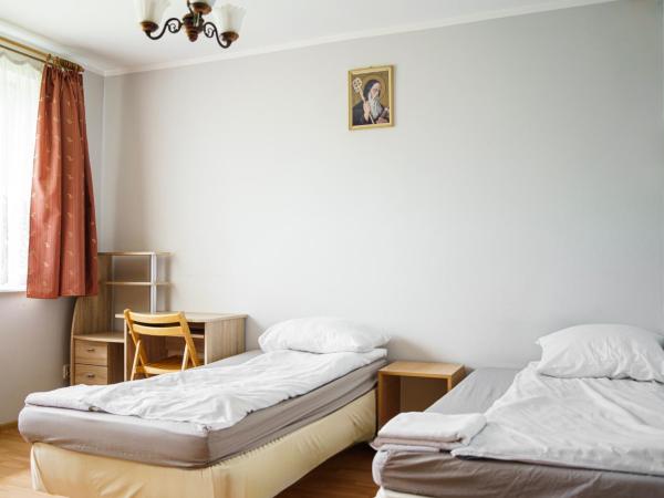 Dom Pielgrzyma Przystanek Wiara : photo 1 de la chambre chambre lits jumeaux avec salle de bains privative
