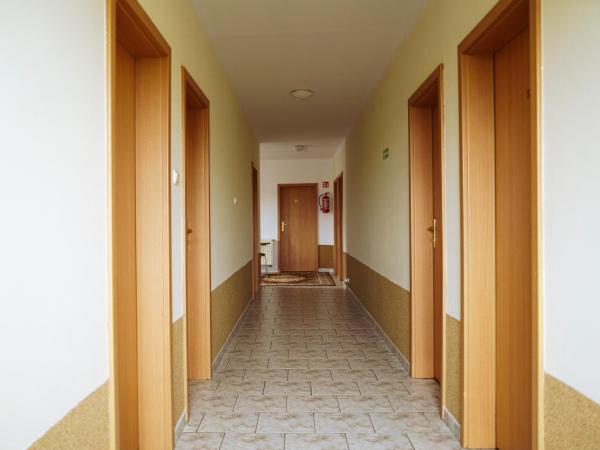 Dom Pielgrzyma Przystanek Wiara : photo 4 de la chambre chambre simple avec salle de bains privative