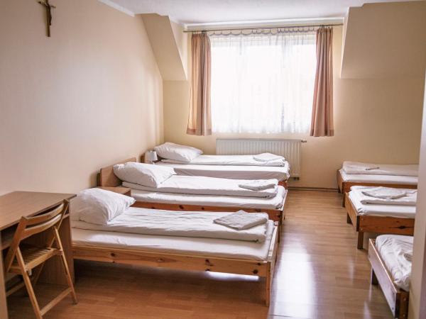 Dom Pielgrzyma Przystanek Wiara : photo 5 de la chambre chambre familiale avec salle de bains privative