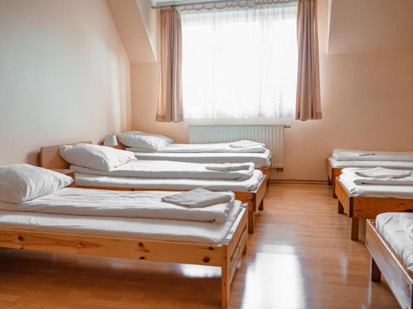 Dom Pielgrzyma Przystanek Wiara : photo 4 de la chambre chambre familiale avec salle de bains privative