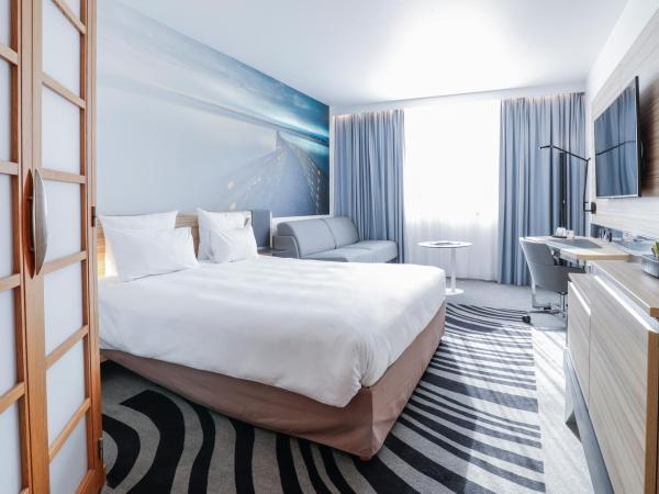 Novotel Luxembourg Centre : photo 1 de la chambre chambre lit queen-size avec canapé-lit