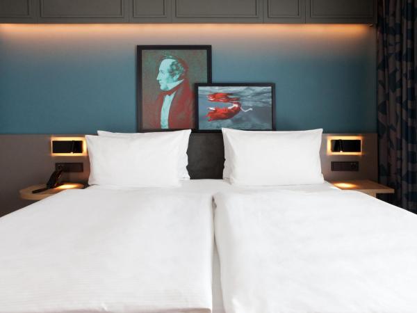 Holiday Inn - Hamburg - HafenCity, an IHG Hotel : photo 4 de la chambre chambre double pour personnes à mobilité réduite avec douche accessible en fauteuil roulant