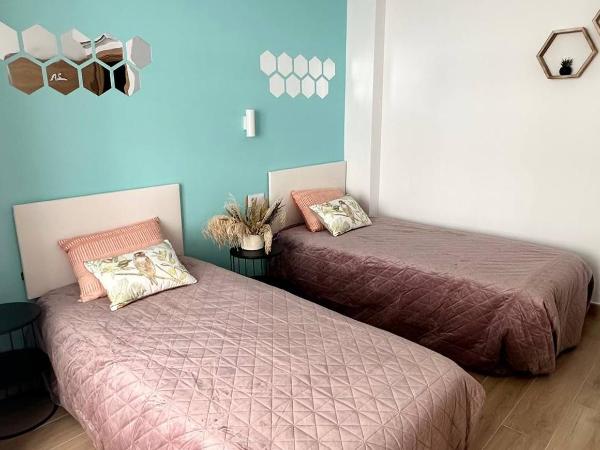 Pensión Alicante Bergez : photo 7 de la chambre chambre lits jumeaux - vue sur ville