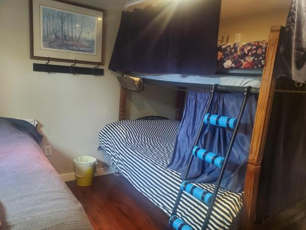 The Calgary Hub hostel style Home : photo 1 de la chambre lit dans dortoir mixte de 4 lits