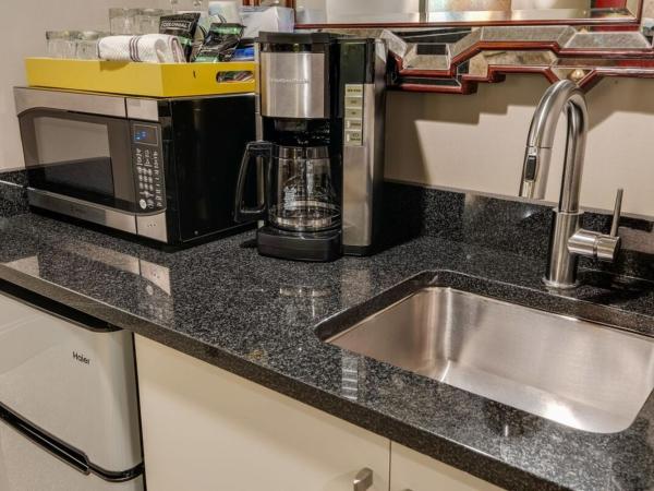 Nashville Riverfront Lofts : photo 6 de la chambre downtown nashville large king studio suite - unit 7