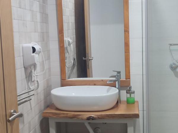 Guest House 10 de Agosto : photo 1 de la chambre chambre double ou lits jumeaux avec salle de bains privative